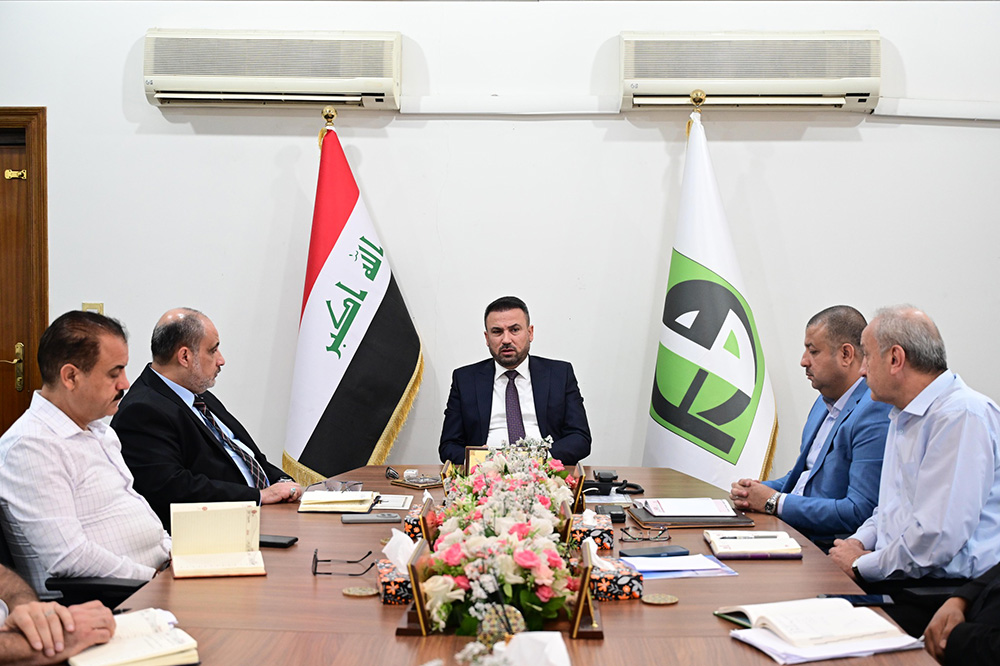 Meeting of the General Manager with the Assistant and the heads of departments in the company