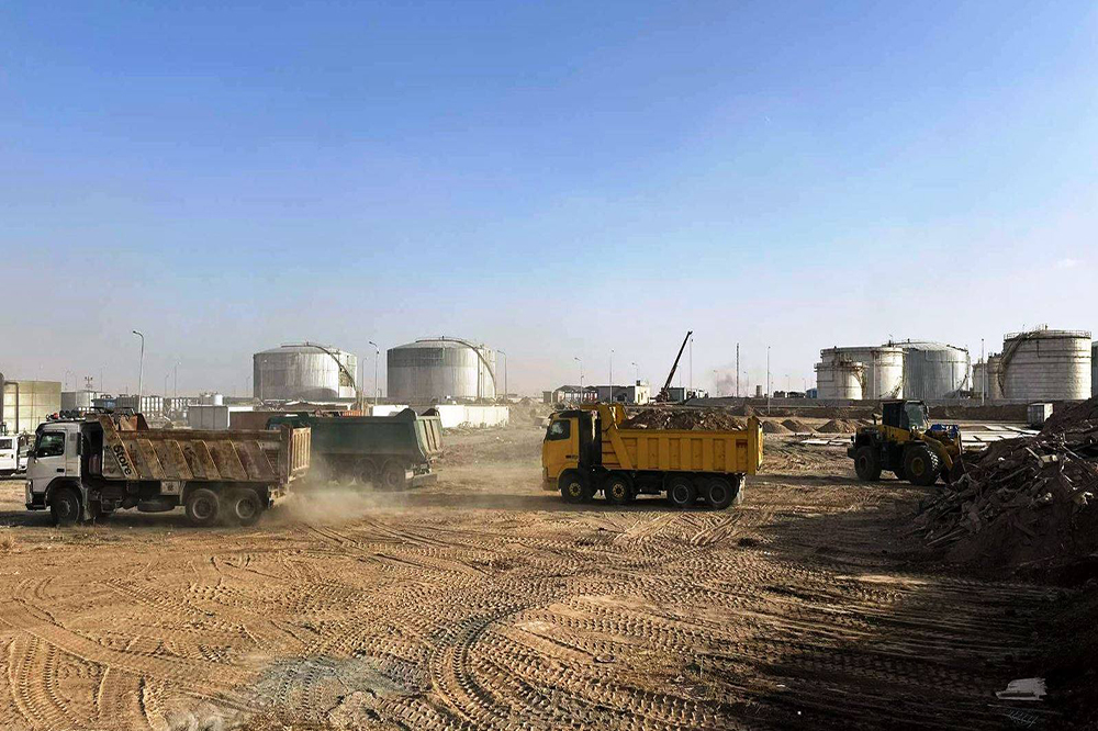 Construction of a crude oil storage tank at the Salah al-Din refinery in Baiji