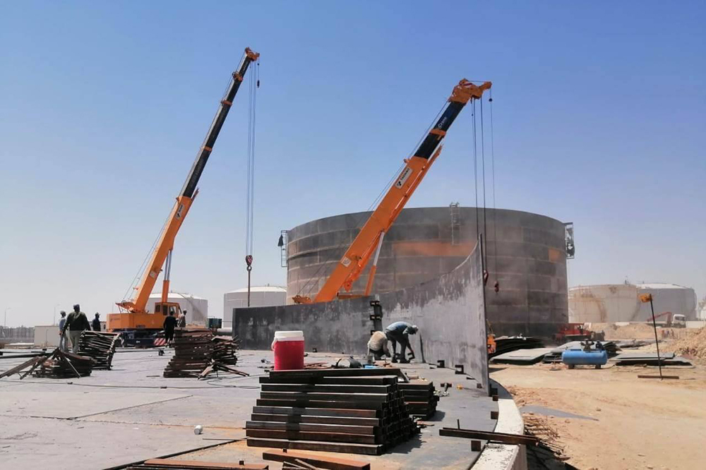 Construction of a crude oil storage tank at the Salah al-Din refinery in Baiji