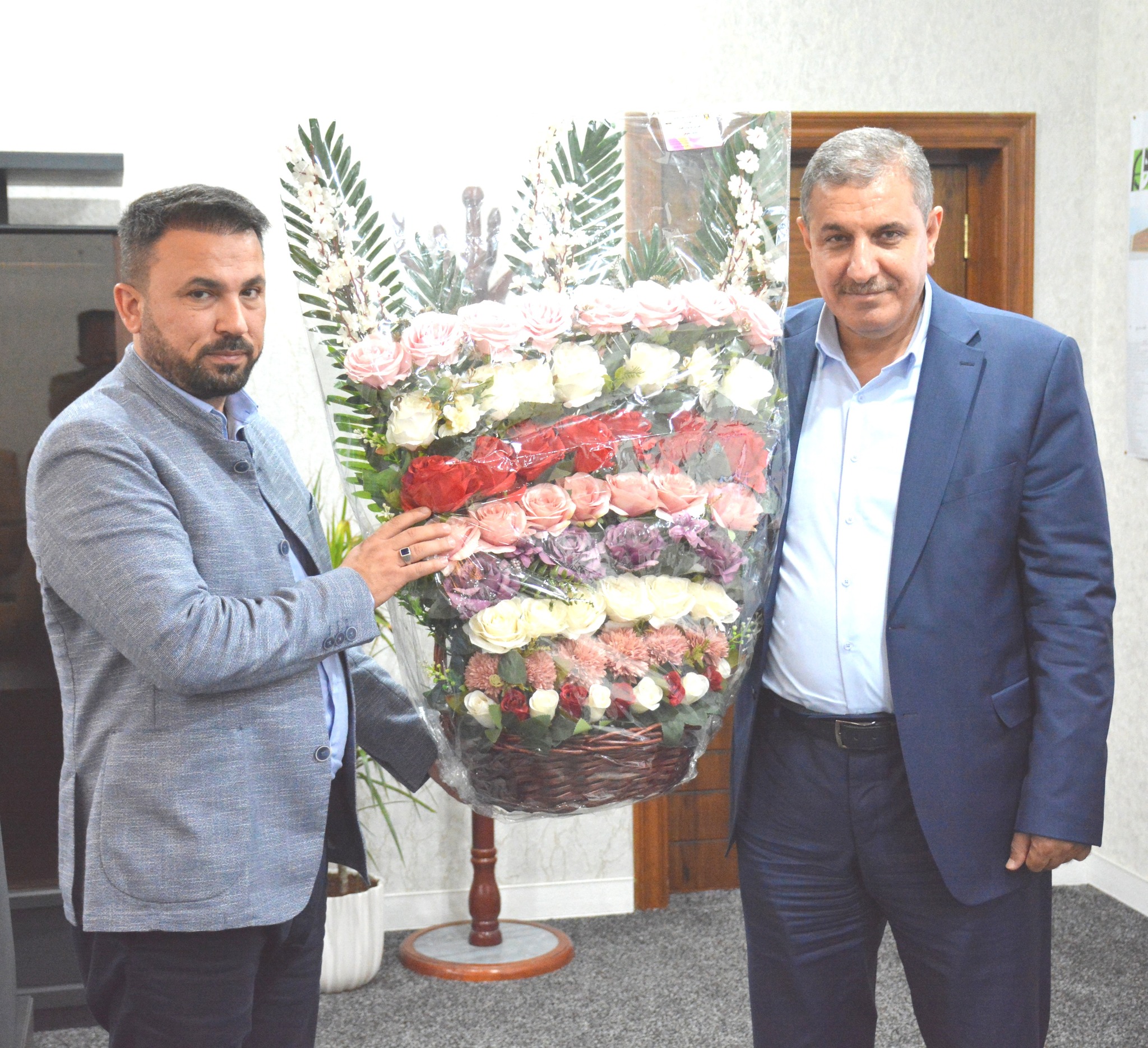 المدير المفوض لشركة صناعات الاصباغ الحديثة يقدم التهاني للسيد مدير عام شركة الفاو الهندسية العامة بمناسبة تسمنه مهام منصبة الجديد 