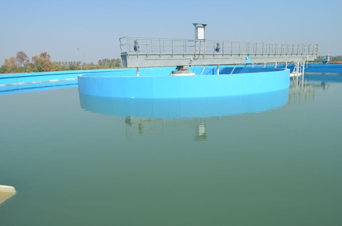 The Director General of Al-Fao General Engineering Company supervises in the field of the trial operation of the Dujail Water Project in Salah al-Din Governorate