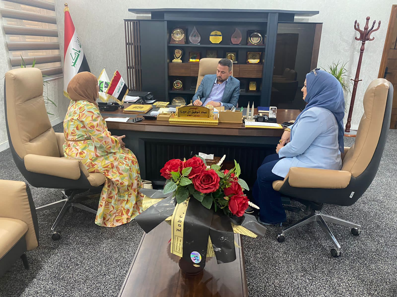 The General Director of Al-Fao General Engineering Company meets with a number of the company's employees