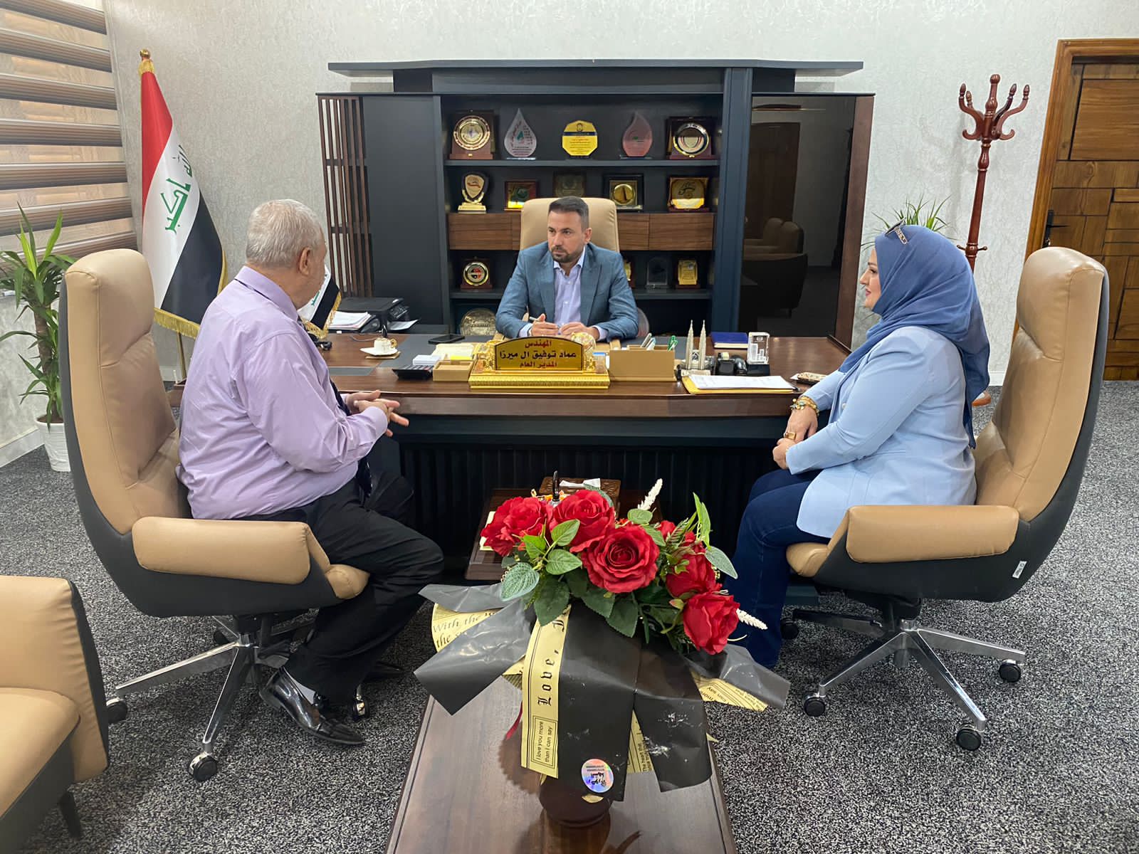 The General Director of Al-Fao General Engineering Company meets with a number of the company's employees