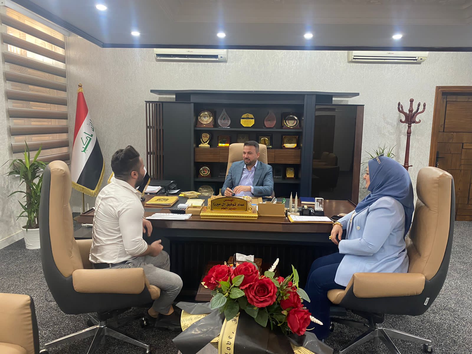 The General Director of Al-Fao General Engineering Company meets with a number of the company's employees