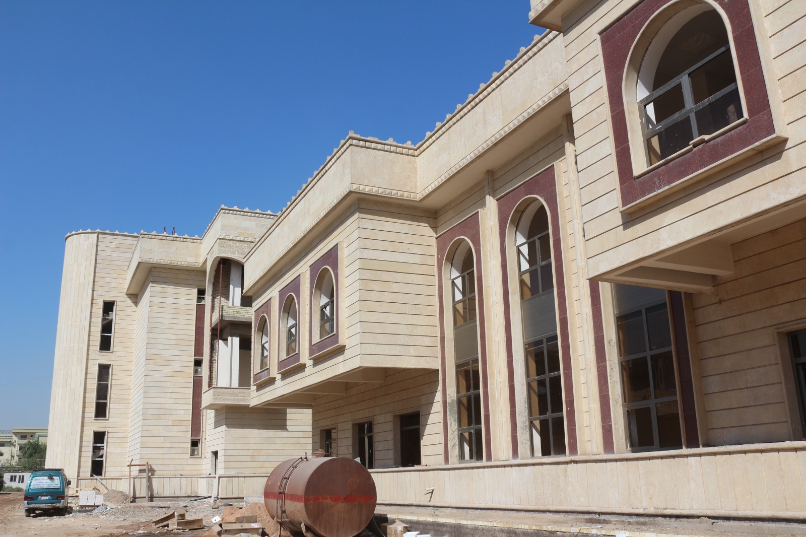 المهندس عماد توفيق آل ميرزا يطلع ميدانيا على واقع الأعمال الجارية في مشروع الاعمال التكميلية لبناية بطريركية بابل الكلدانية في محافظة بغداد