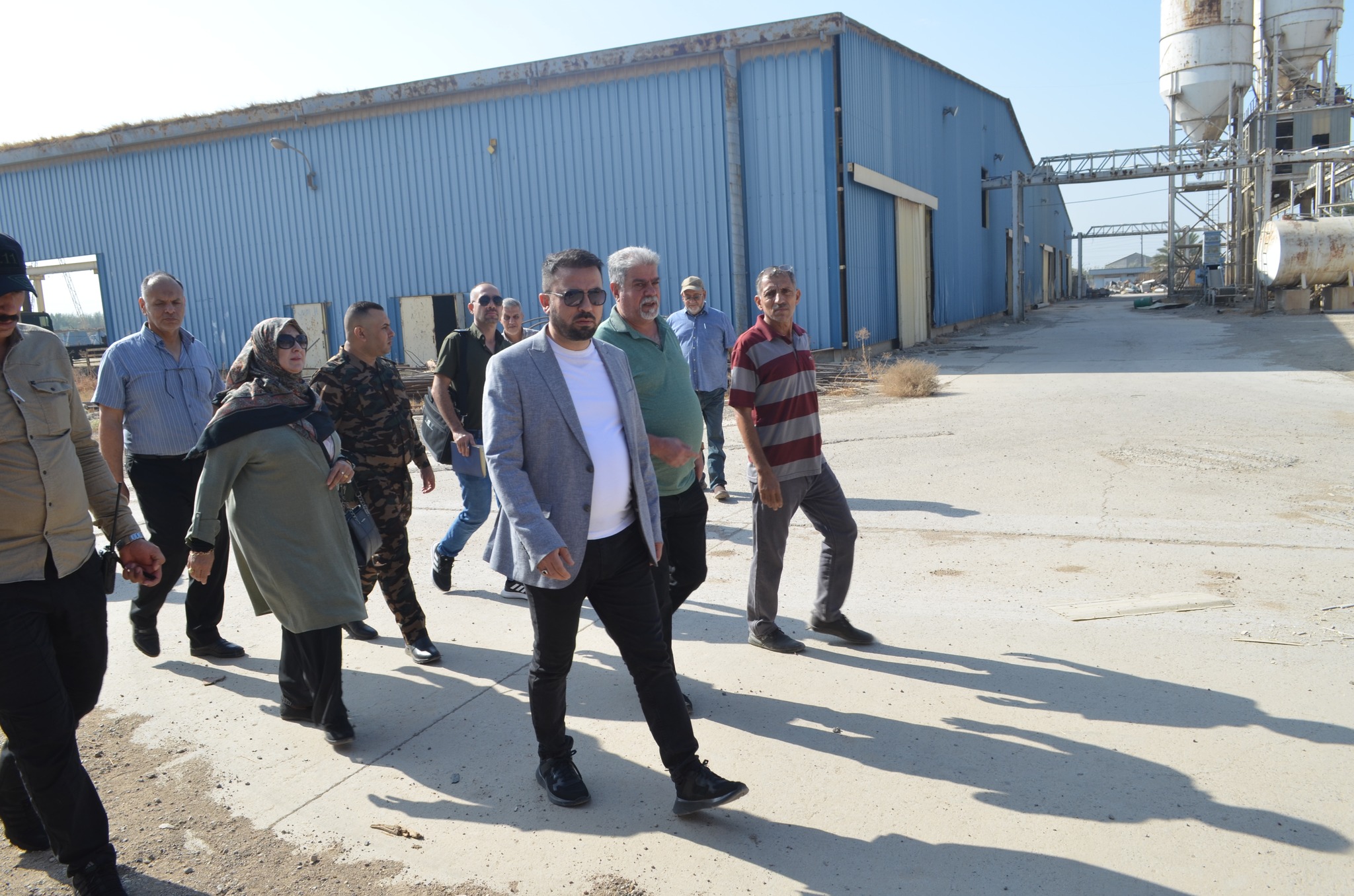 The Director General of Al-Fao General Engineering Company takes a field tour of the prefabricated construction factory and warehouses in Al-Taji, Baghdad