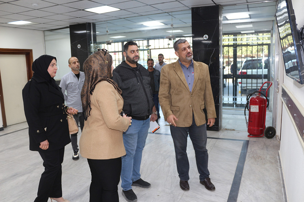 السيد المدير العام مع رئيس قسم شؤون المواطنين بالوزارة