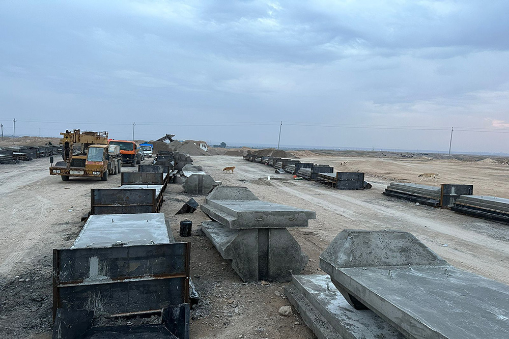 A project to establish a concrete security fence (T-wall) on the Iraqi-Syrian border strip