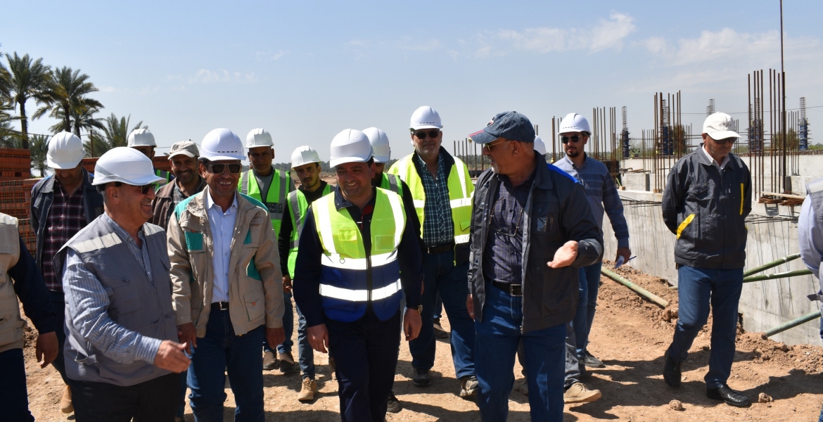 المهندس عماد محمد عبد الله المدير العام لشركة الفاو الهندسية العامة والمهندس سالم عباس علي معاون المدير العام يزوران مشروع ماء جديدة الشط في محافظة ديالى 