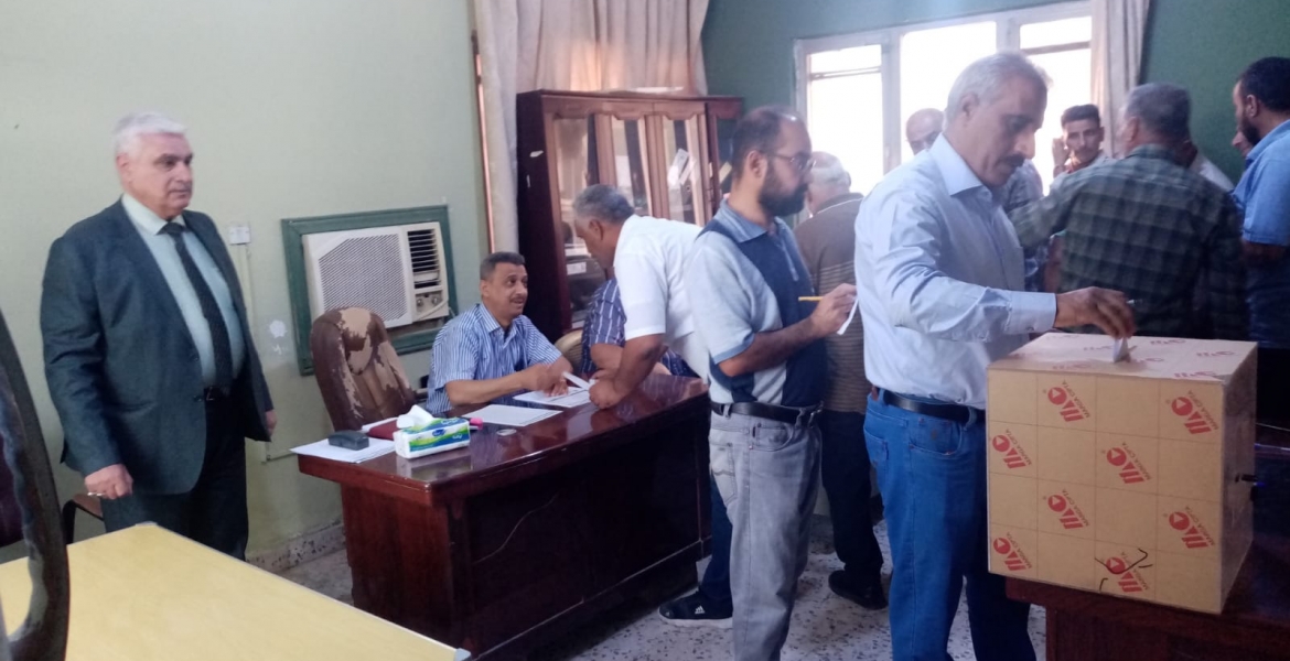 The employees of Al-Fao General Engineering Company cast their votes to elect the company's new board of directors