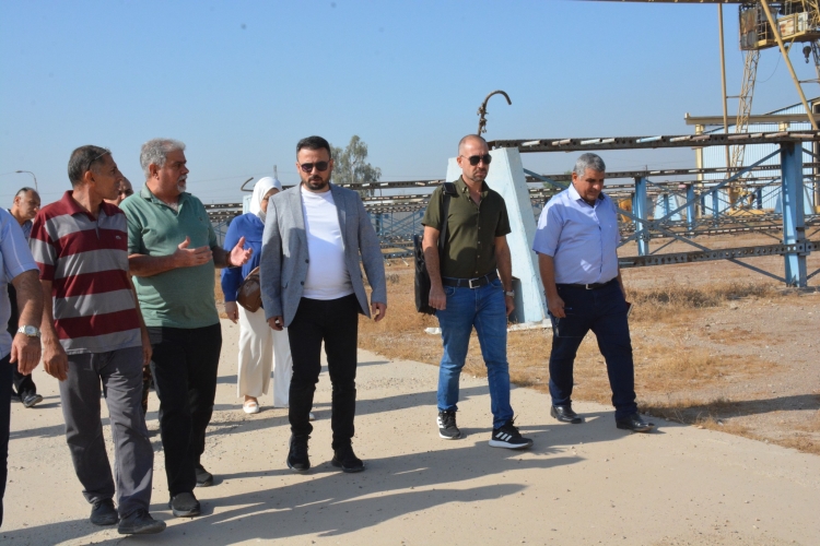 The Director General of Al-Fao General Engineering Company takes a field tour of the prefabricated construction factory and warehouses in Al-Taji, Baghdad