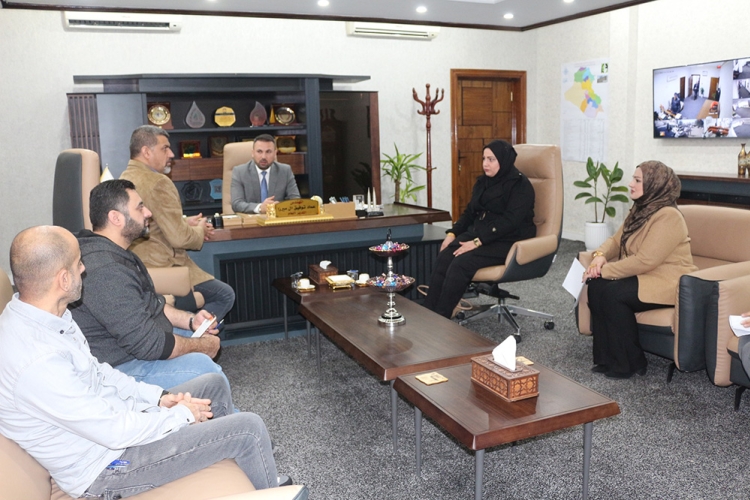 السيد المدير العام مع رئيس قسم شؤون المواطنين بالوزارة